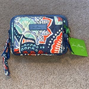 VERA BRADLEY wristlet/crossbody wallet